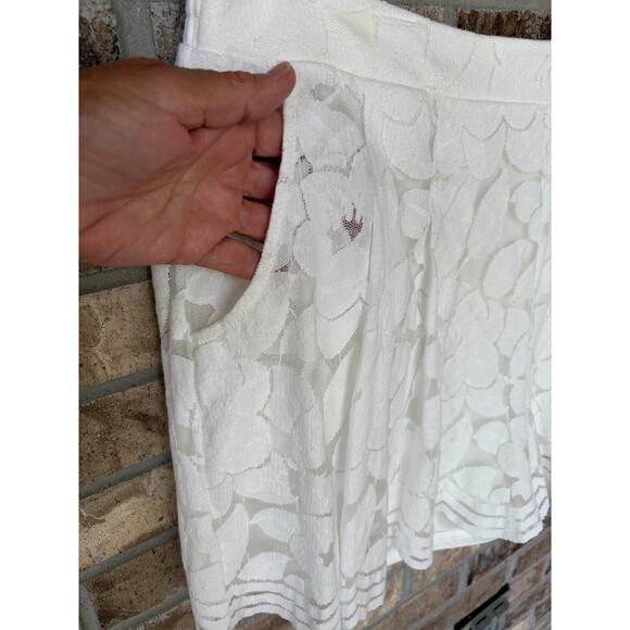 Torrid Women Shorts Size 1 PLUS 1X White Floral Overlay Lace Elastic Waist Skort - Picture 5 of 11